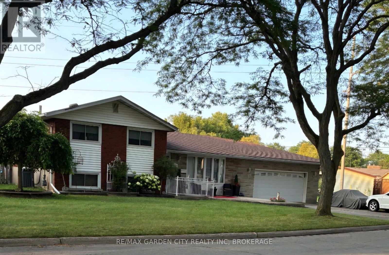 8842 Roosevelt Street Property Photo 1