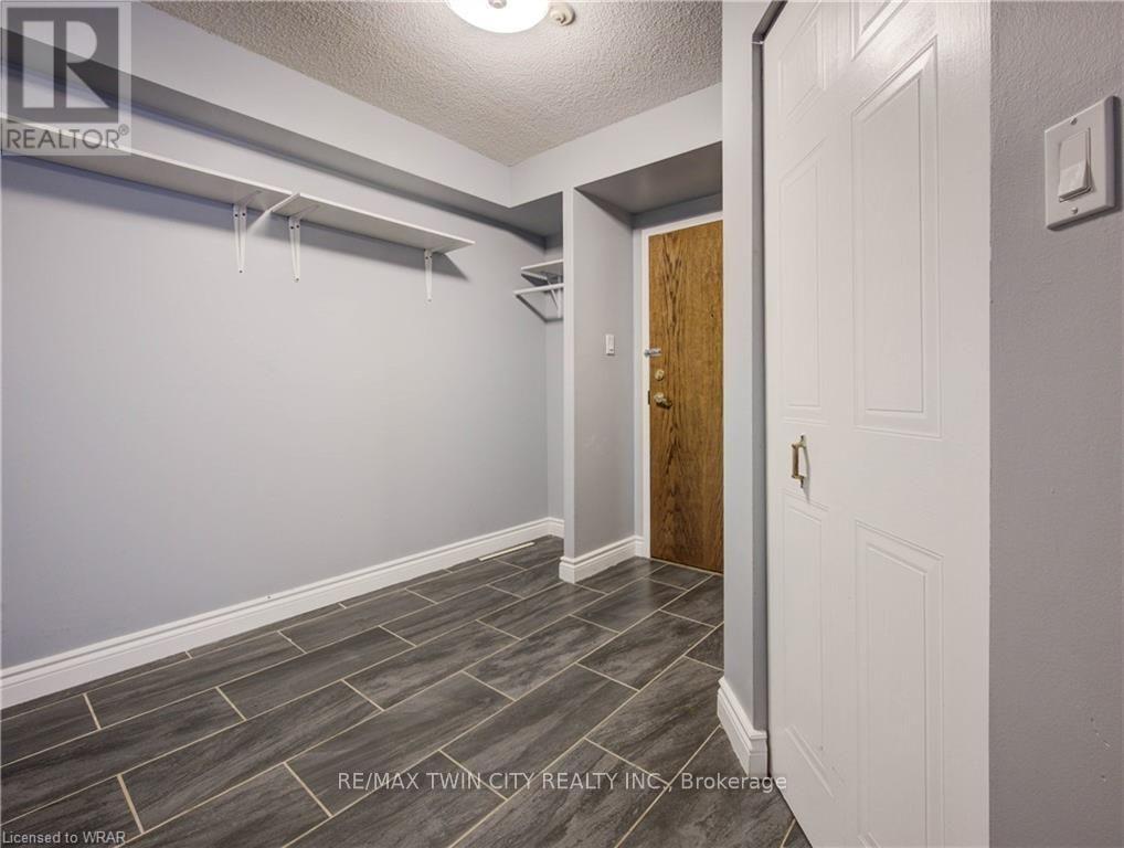 503 - 3227 King Street E Property Photo 12