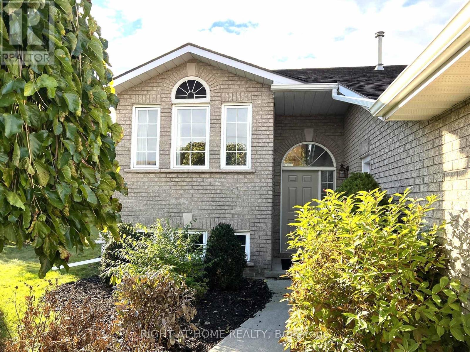 590 Arbour Crescent Property Photo 4