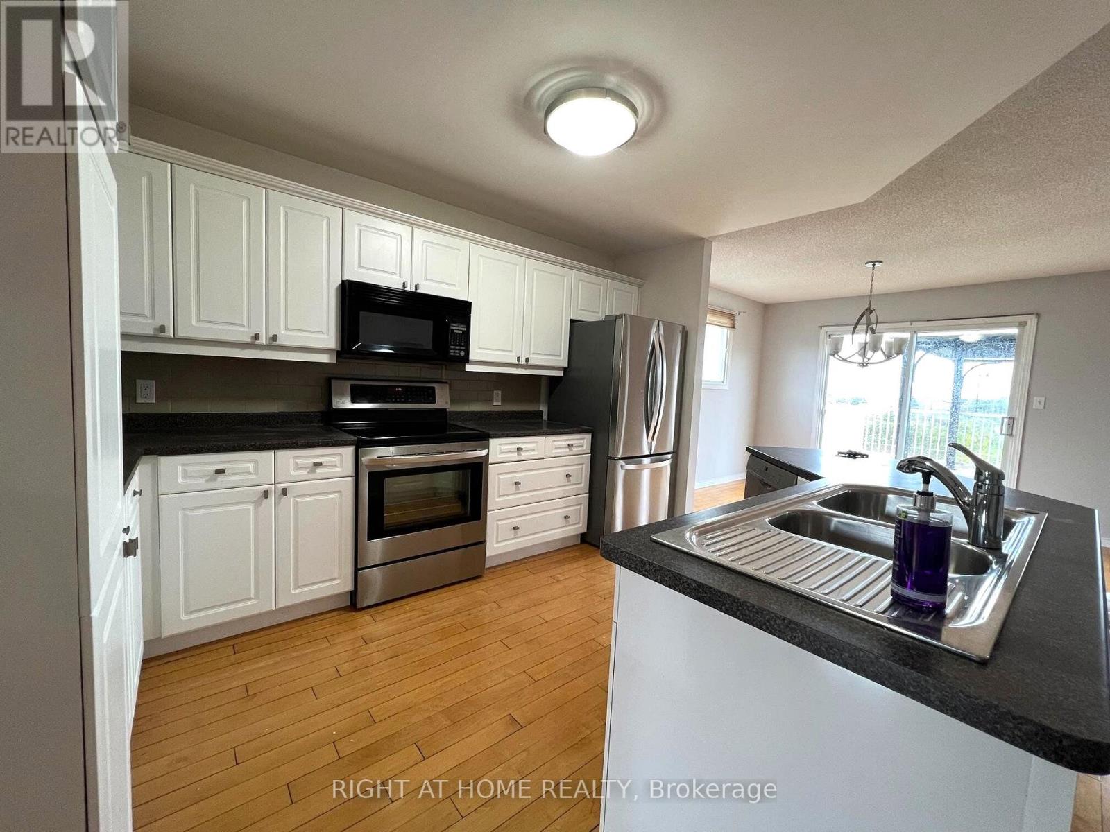 590 Arbour Crescent Property Photo 6