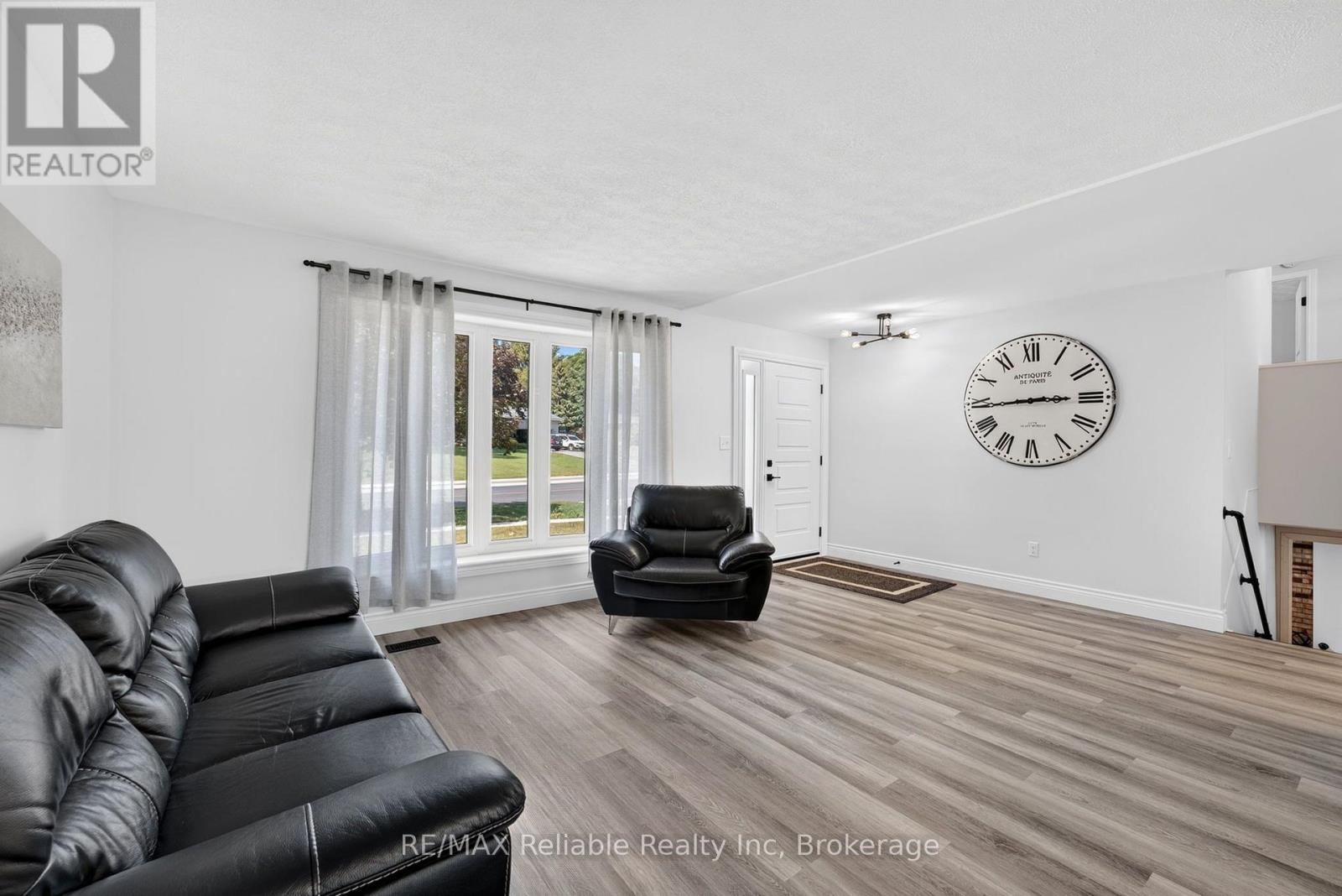 17 Suncoast Drive W Property Photo 5