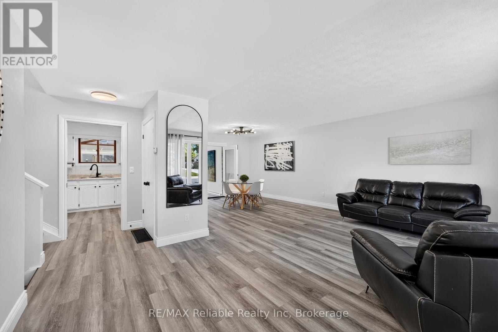 17 Suncoast Drive W Property Photo 6