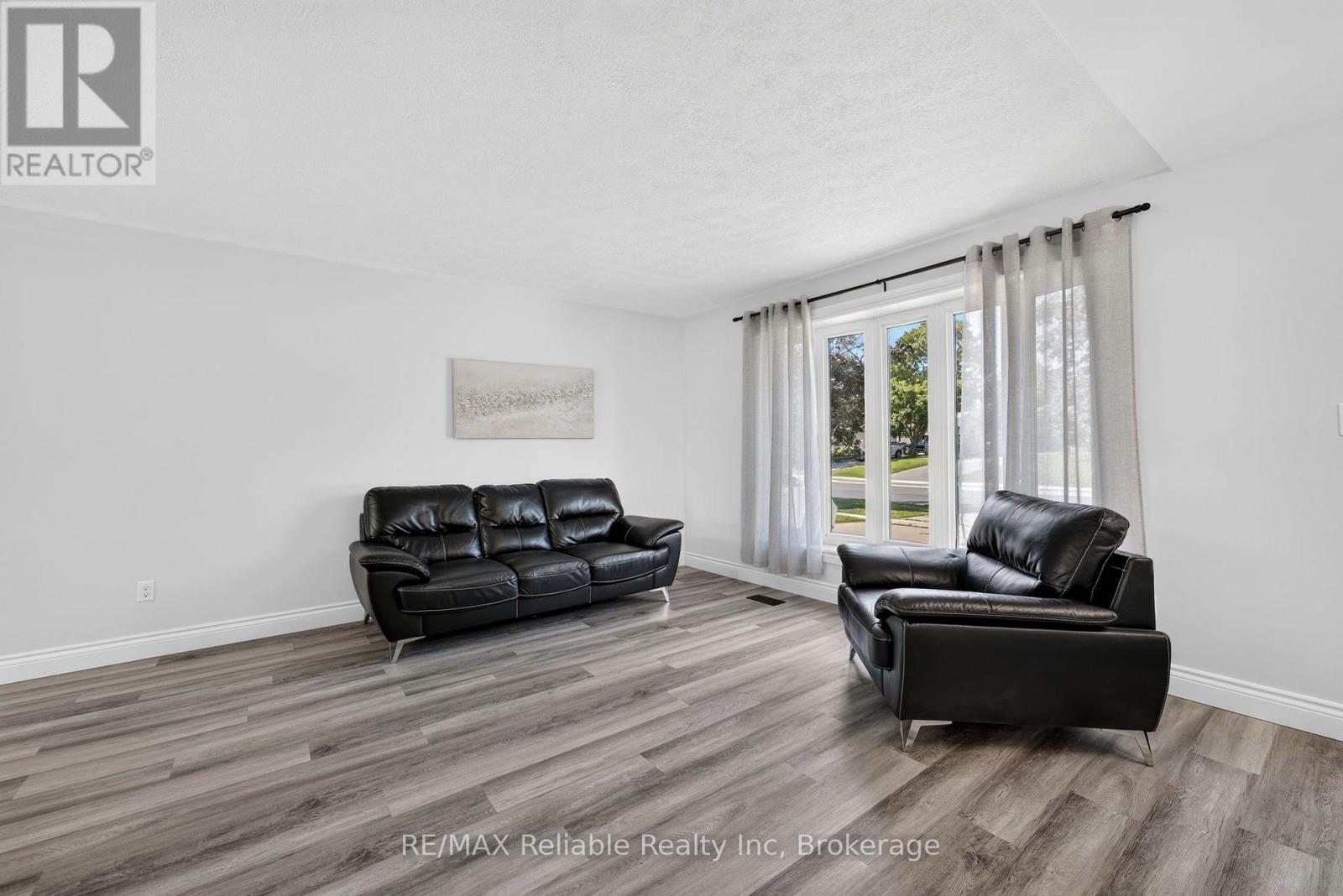 17 Suncoast Drive W Property Photo 7
