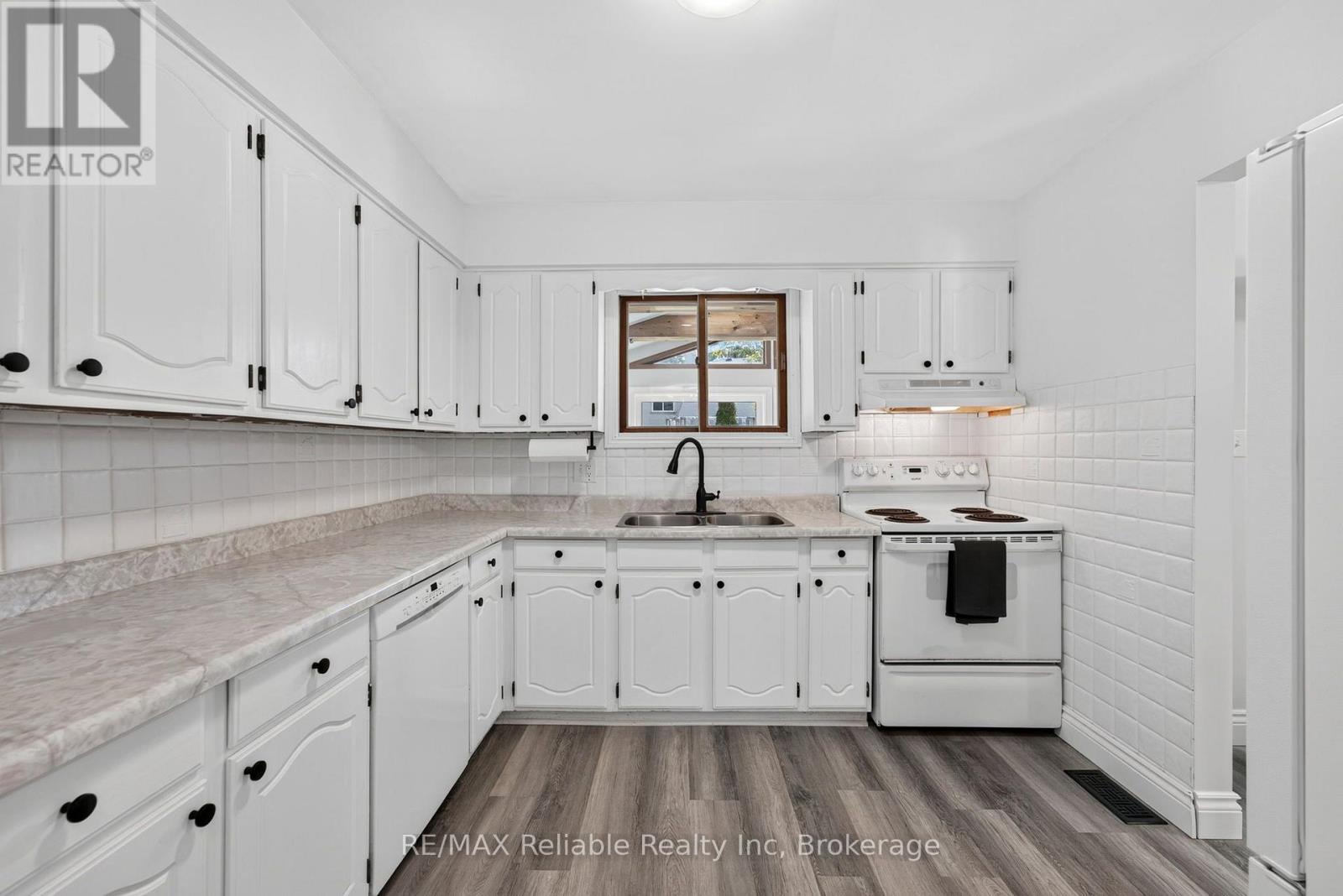 17 Suncoast Drive W Property Photo 13