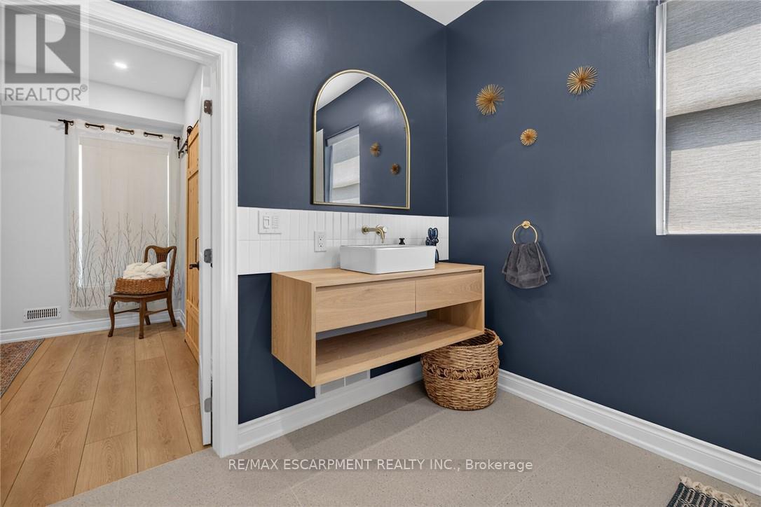 7327 Rainham Road Property Photo 24