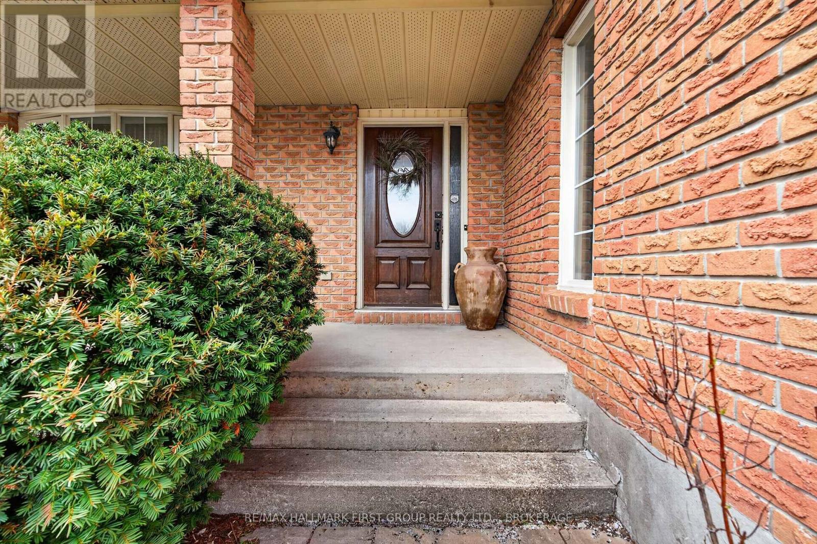 1130 Caitlin Crescent Property Photo 2