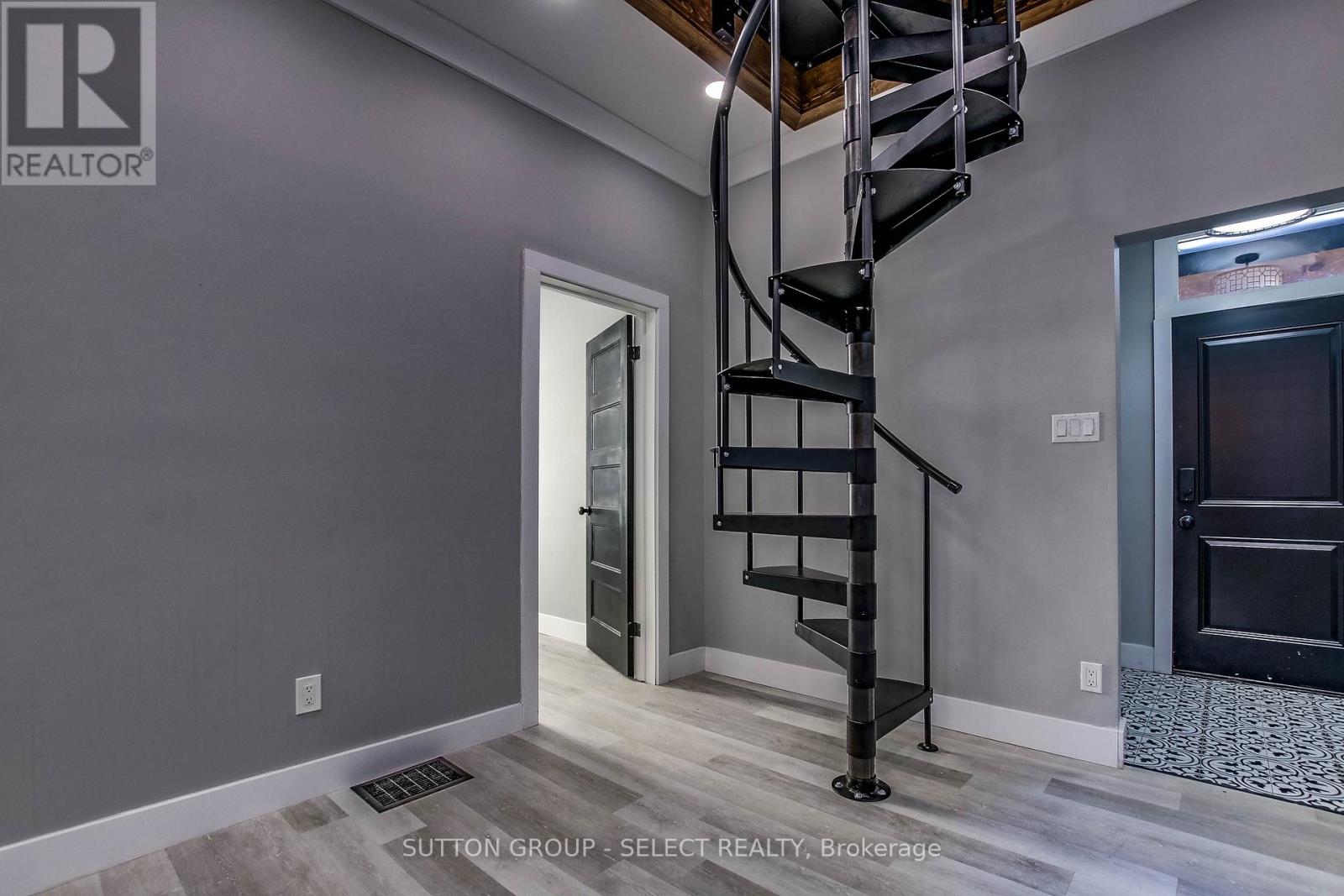 71 Briscoe Street E Property Photo 5