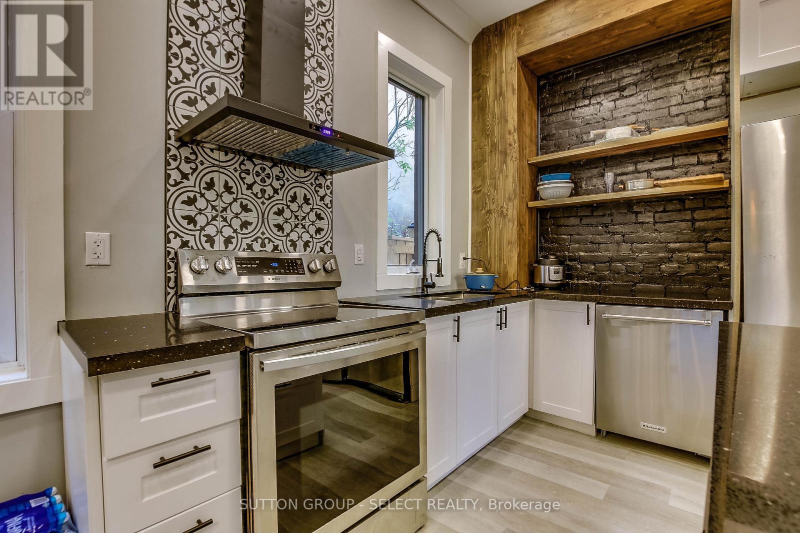 71 Briscoe Street E Property Photo 9