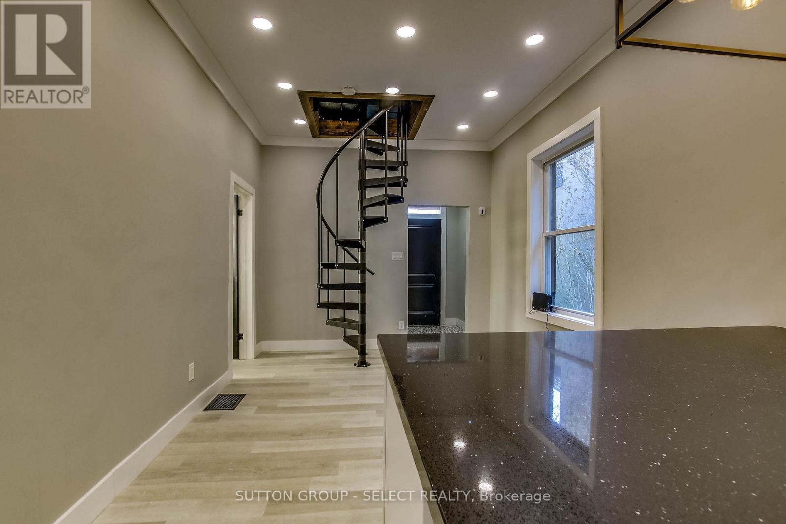 71 Briscoe Street E Property Photo 11