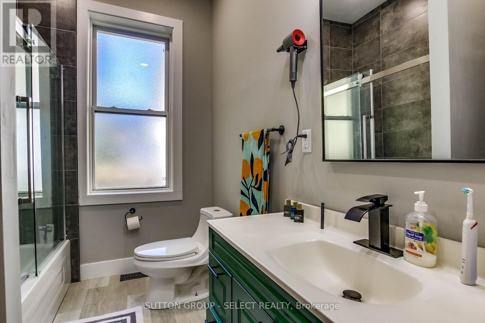 71 Briscoe Street E Property Photo 12