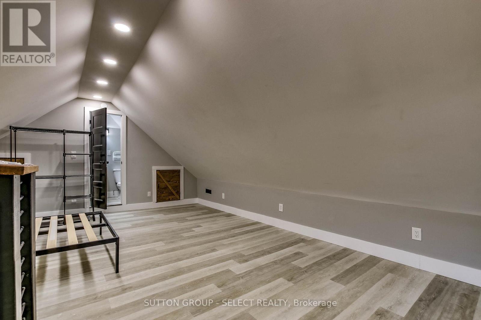 71 Briscoe Street E Property Photo 14