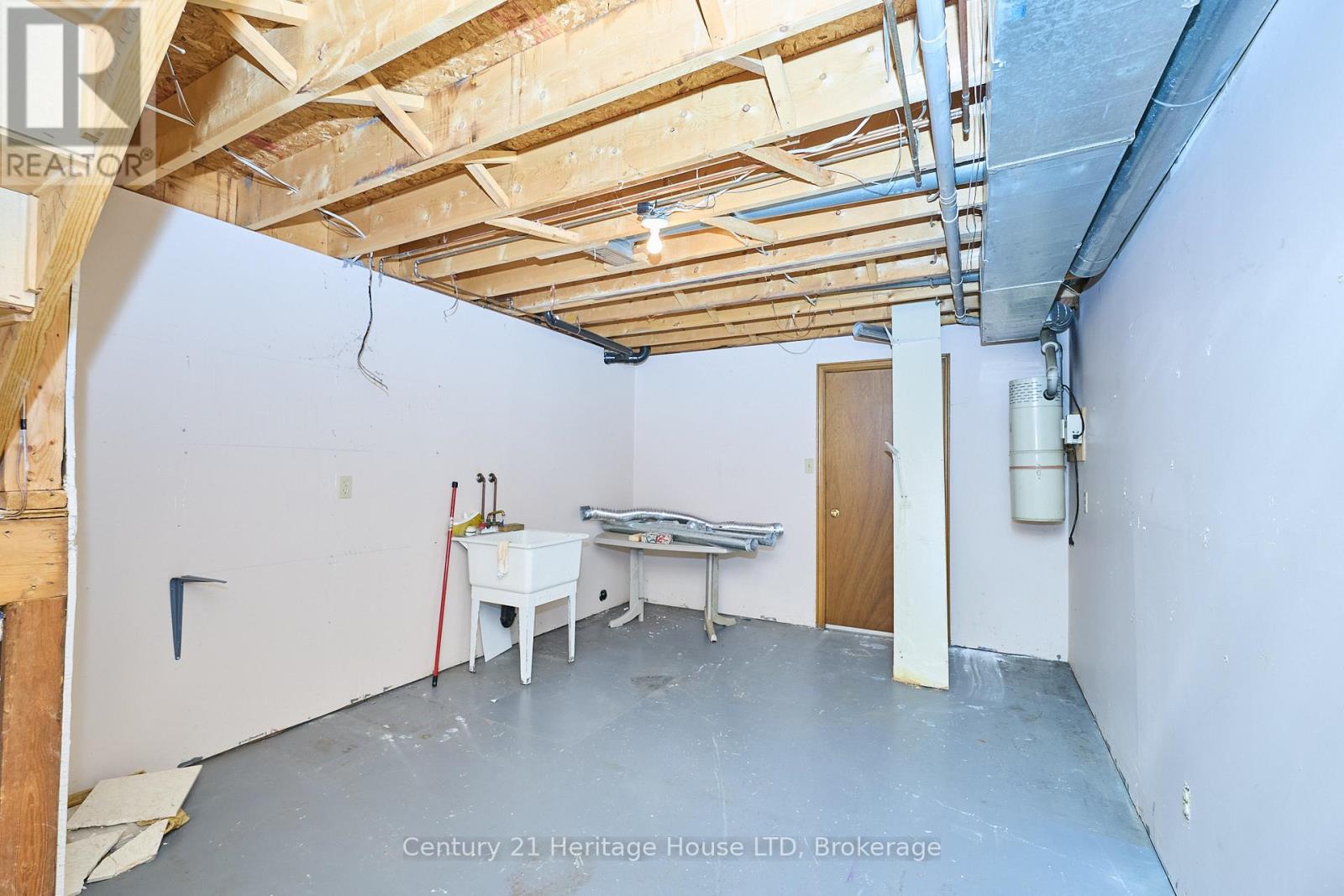 20 - 2720 Mewburn Road Property Photo 28