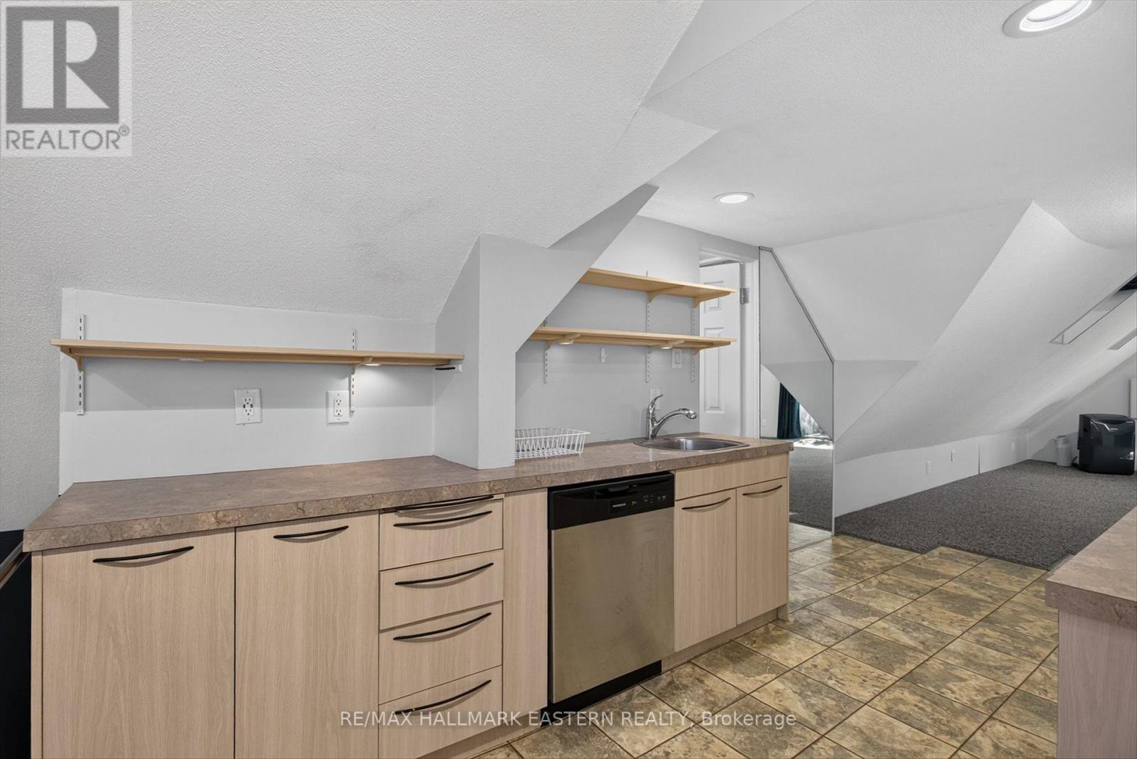 183 Aylmer Street N Property Photo 36