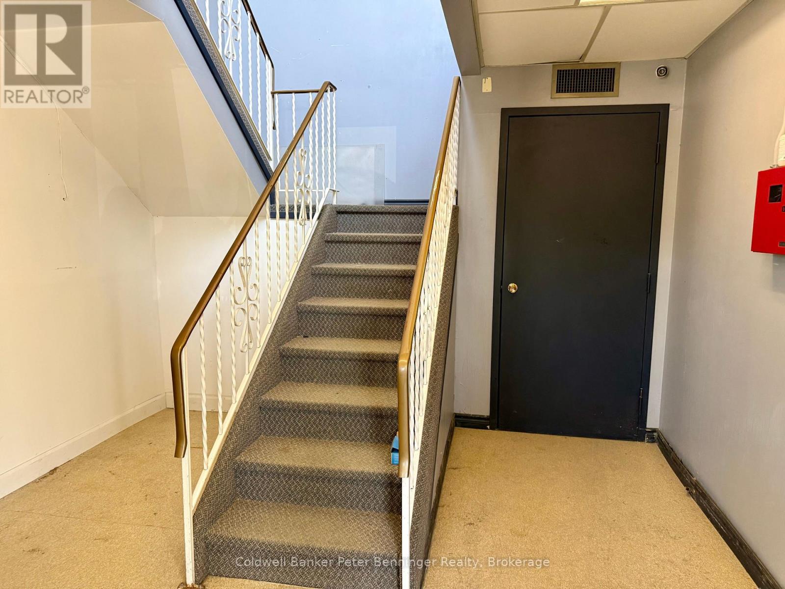 190 Elizabeth Street E Property Photo 4