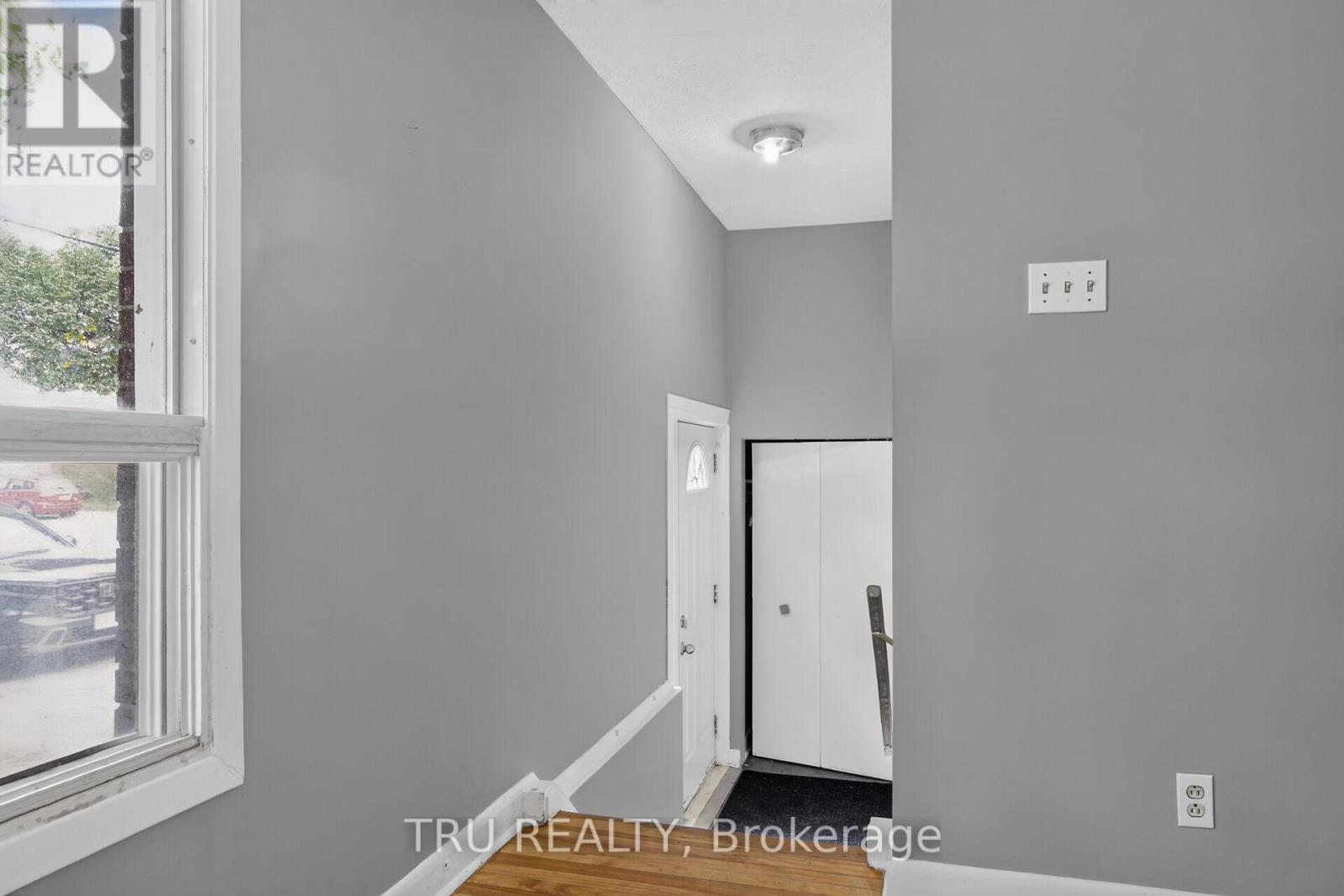 A - 2428 Iris Street Property Photo 4