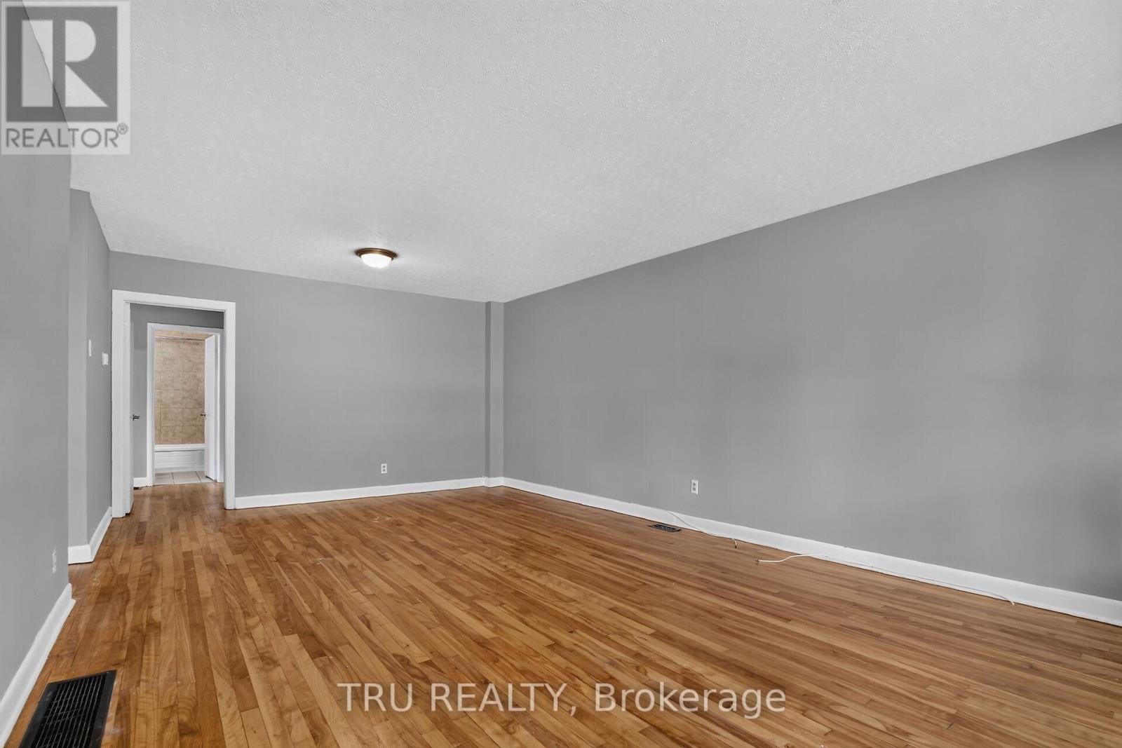 A - 2428 Iris Street Property Photo 5