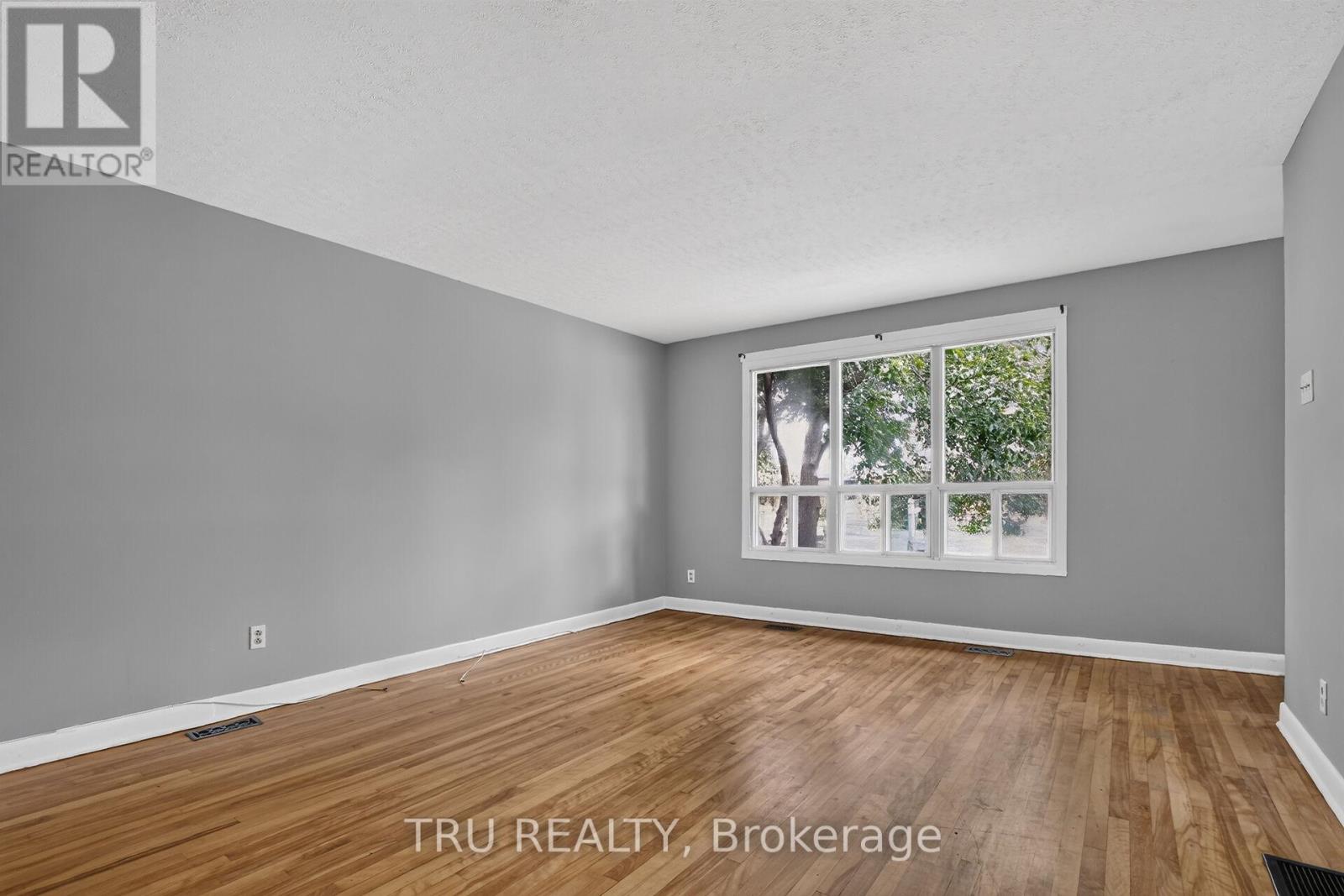 A - 2428 Iris Street Property Photo 6