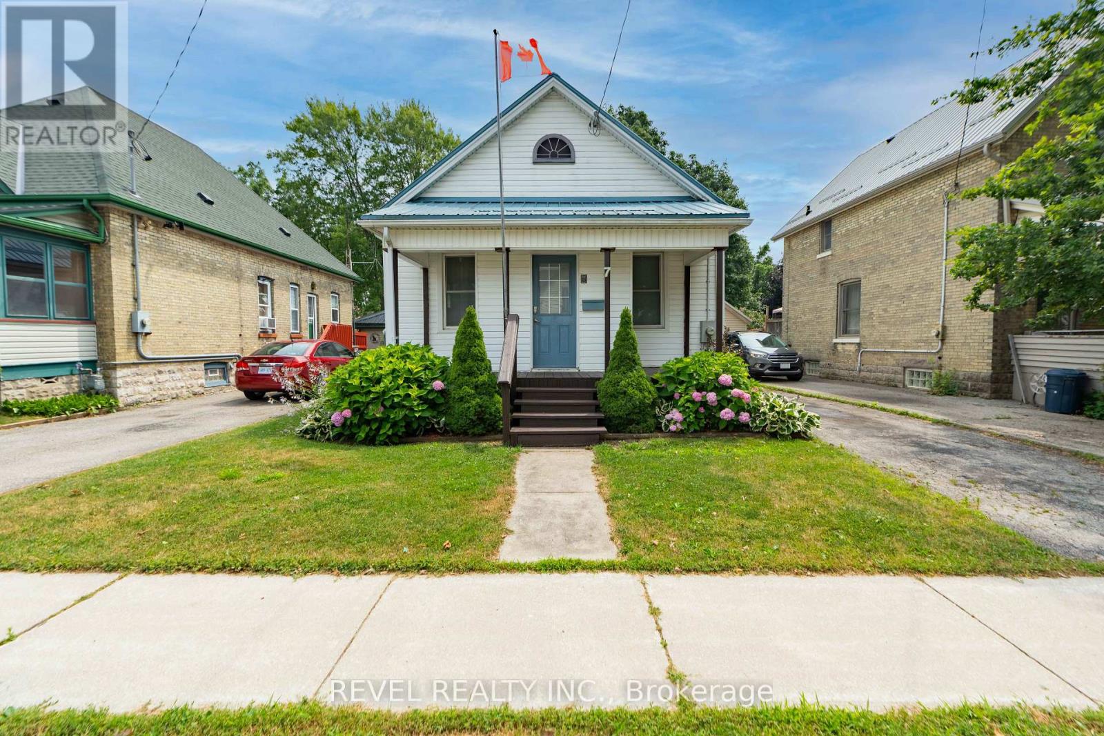 7 Maple Street Property Photo 2