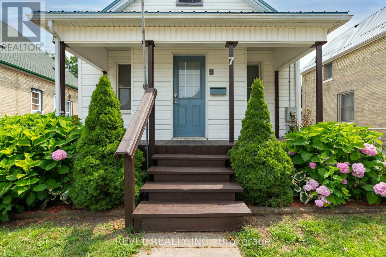 7 Maple Street Property Photo 3