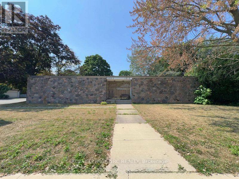 4213/4207 4213/4207 DRUMMOND ROAD Property Photo 1