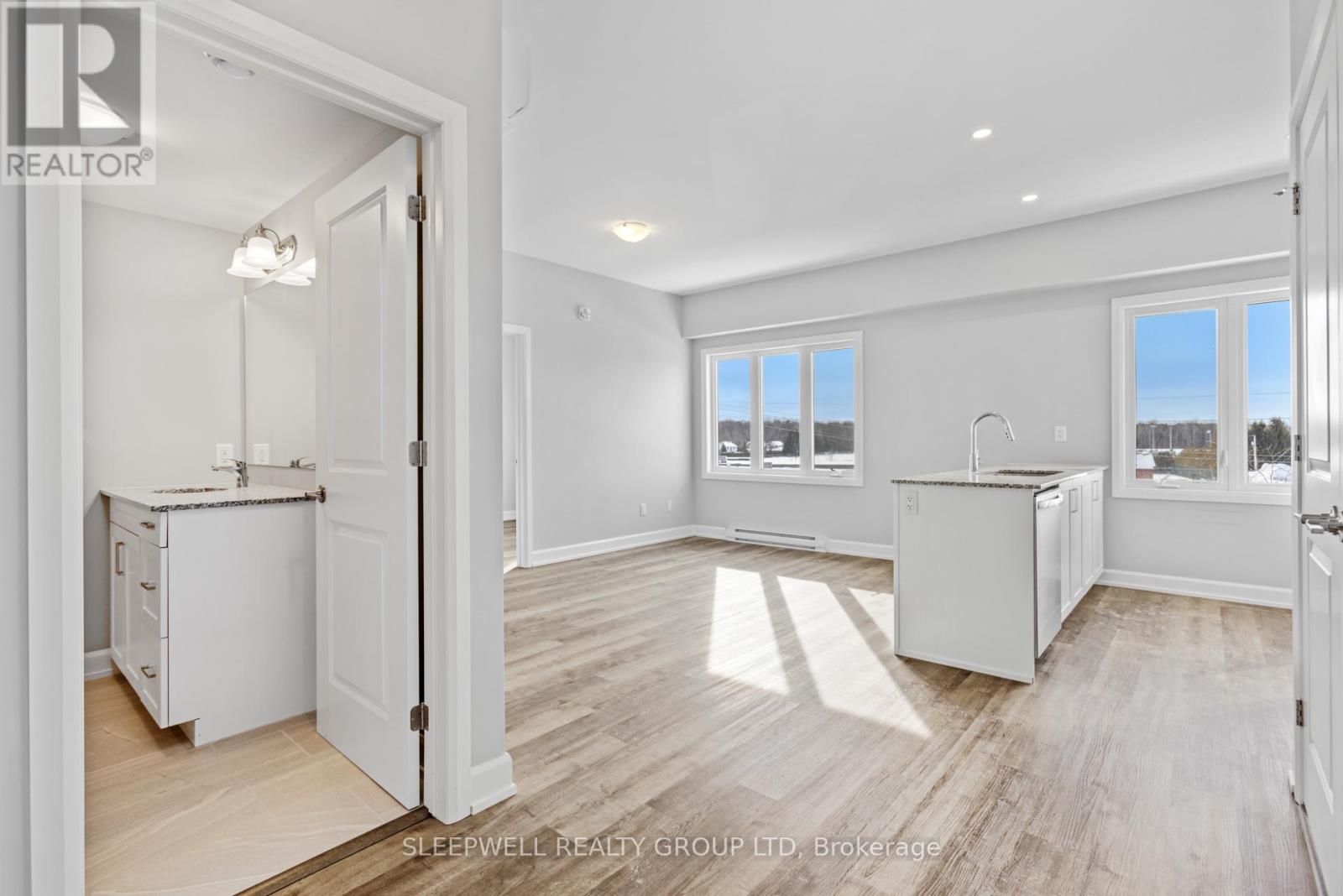 305 - 979 North Russell Road Property Photo 4