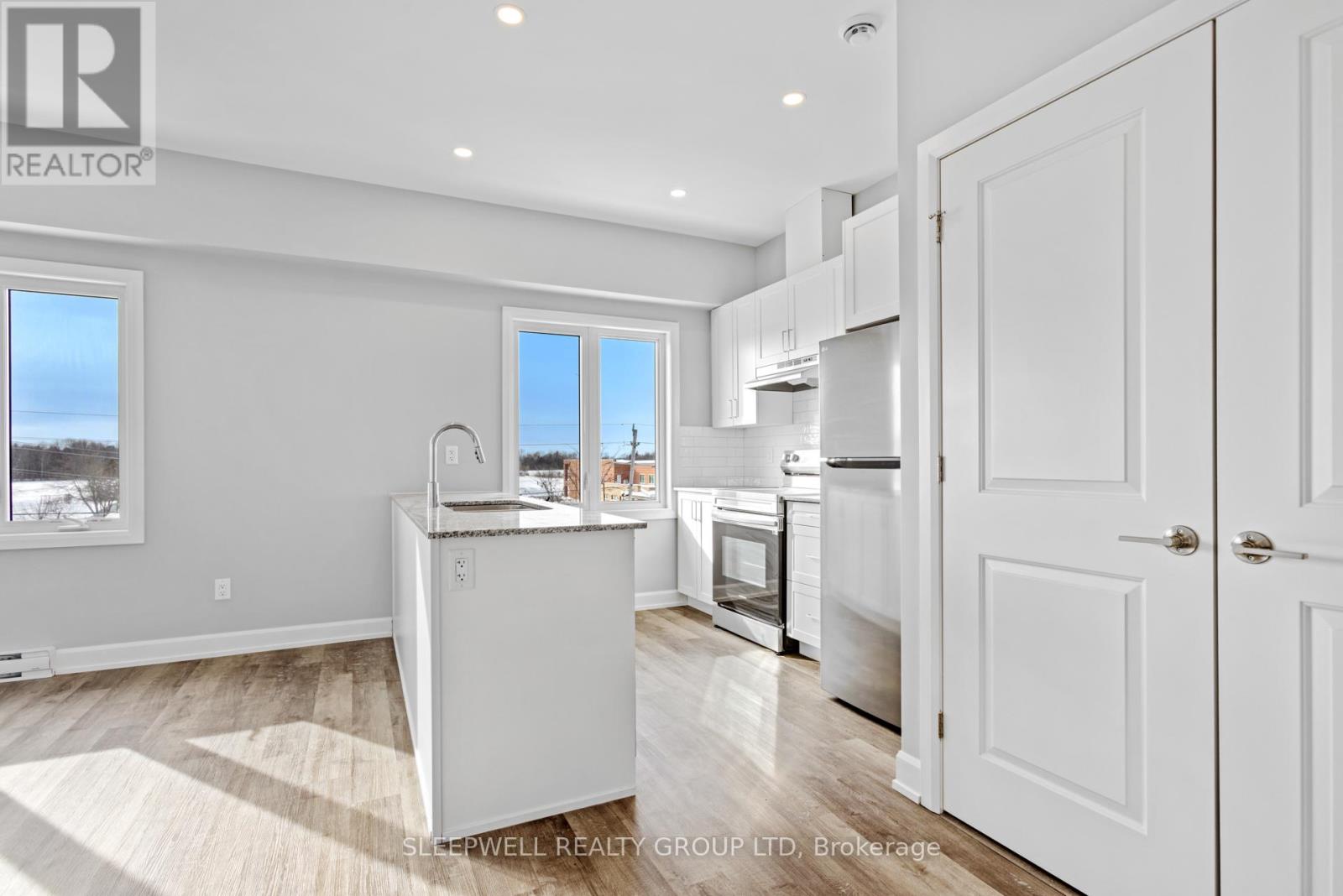 305 - 979 North Russell Road Property Photo 6