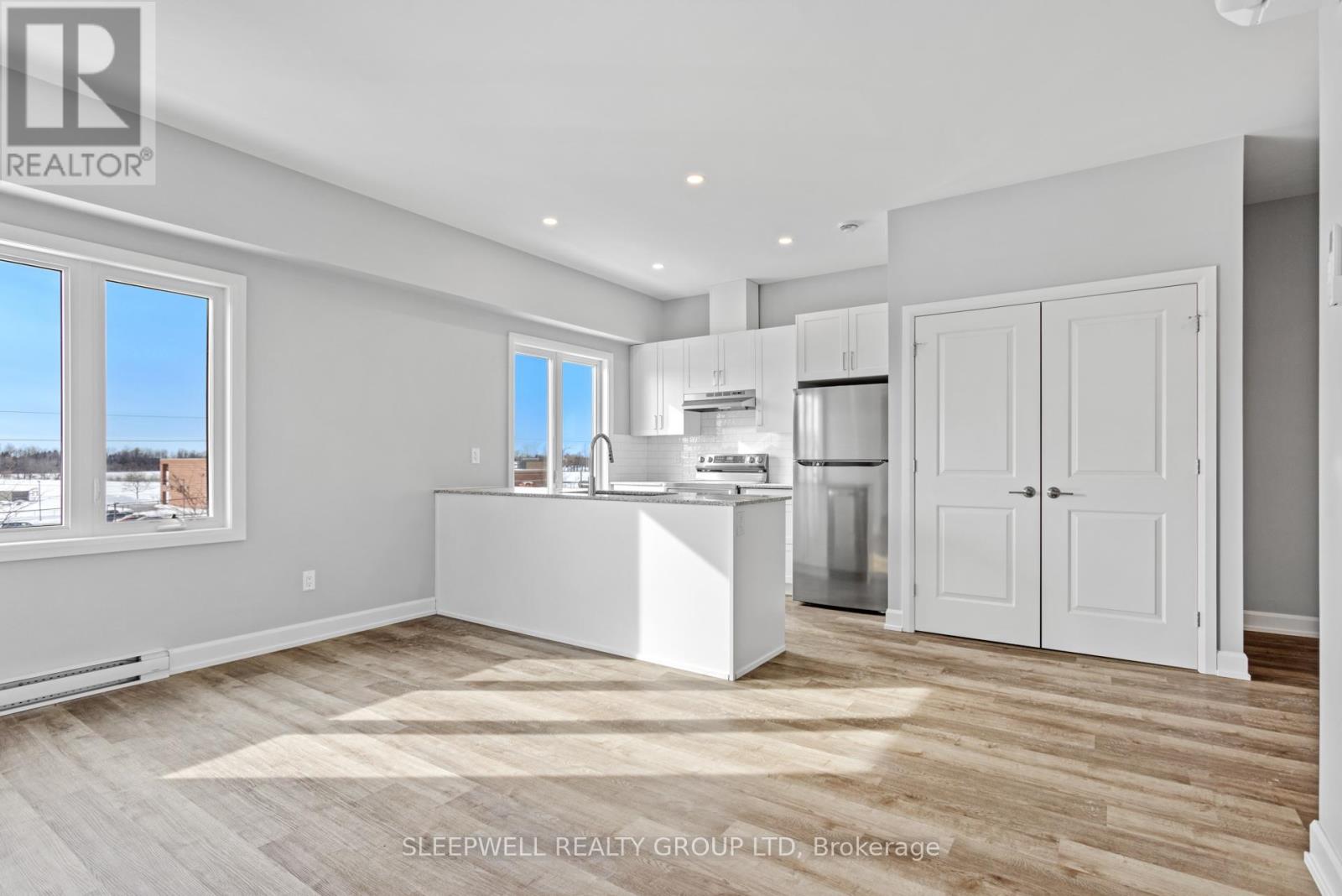 305 - 979 North Russell Road Property Photo 7