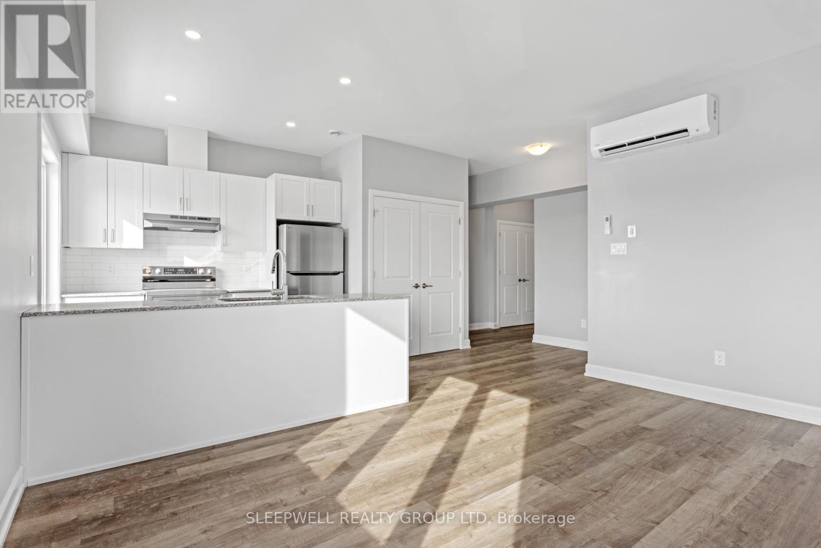 305 - 979 North Russell Road Property Photo 8