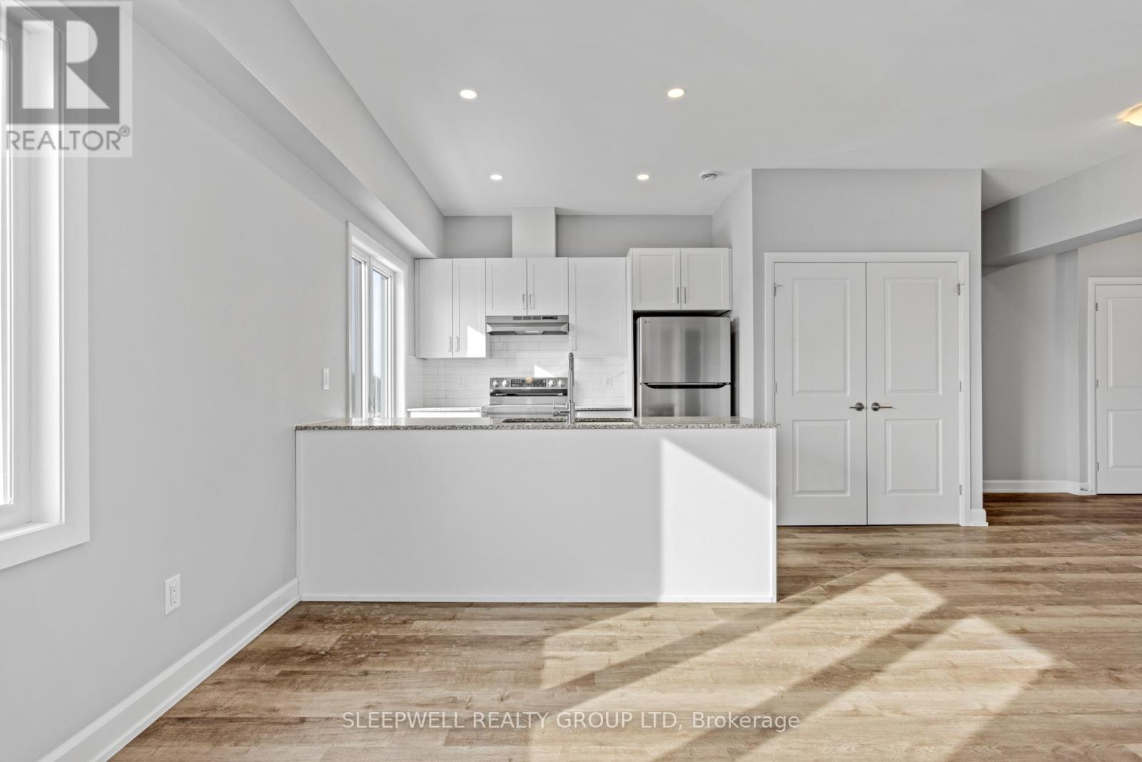 305 - 979 North Russell Road Property Photo 9
