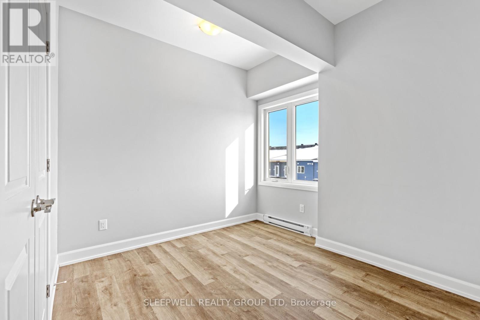 305 - 979 North Russell Road Property Photo 12