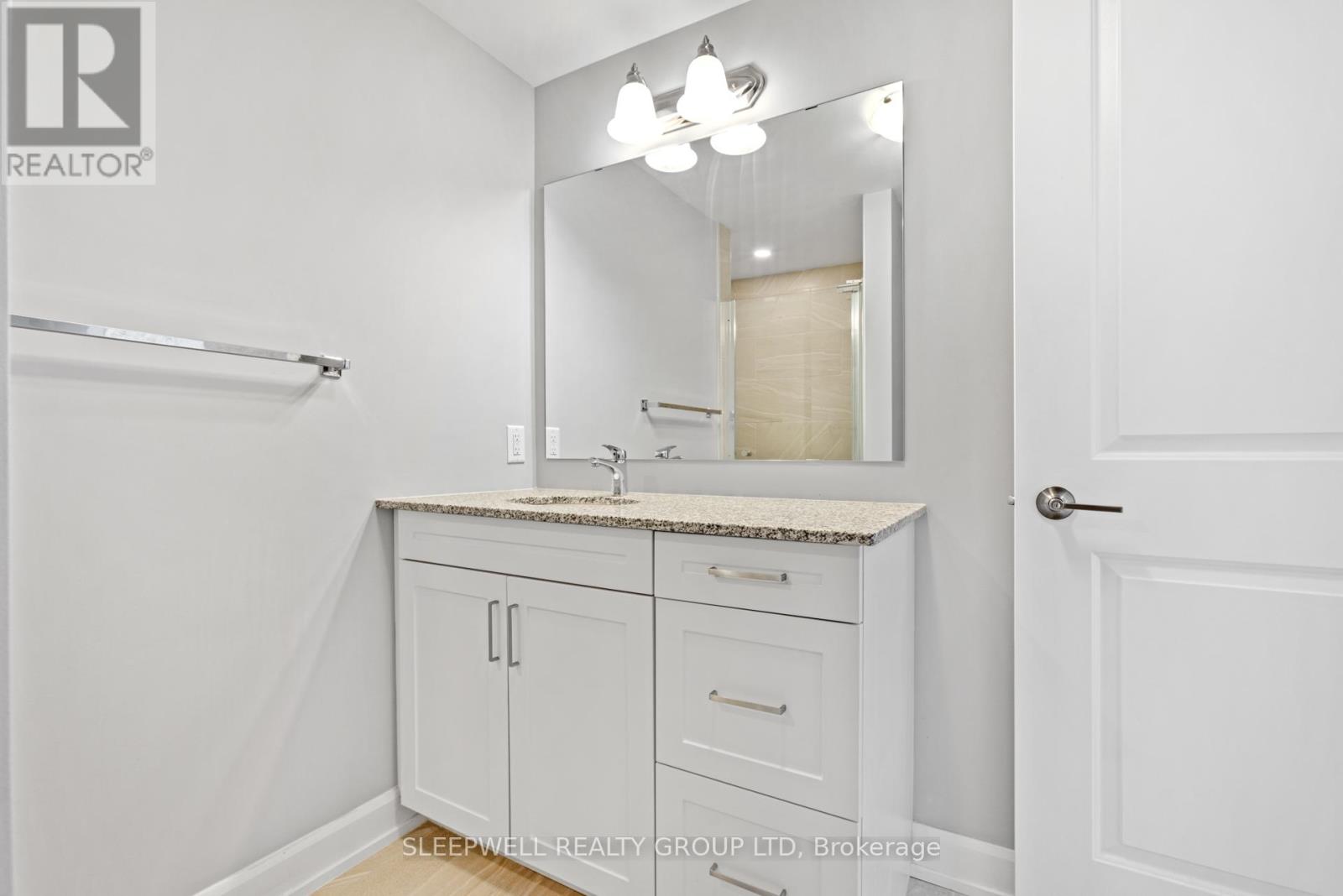 305 - 979 North Russell Road Property Photo 15
