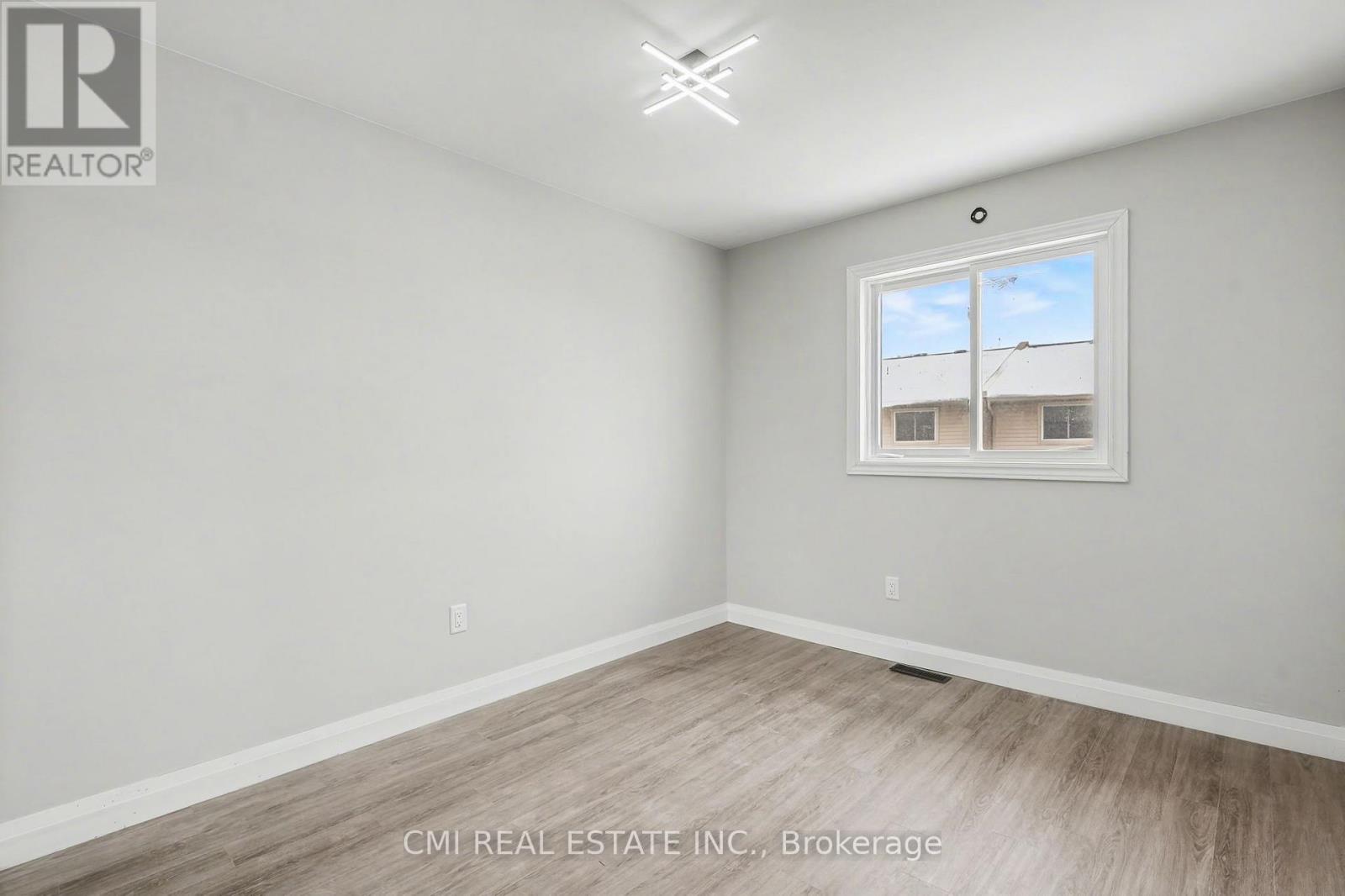 12 - 125 Sekura Crescent Property Photo 18