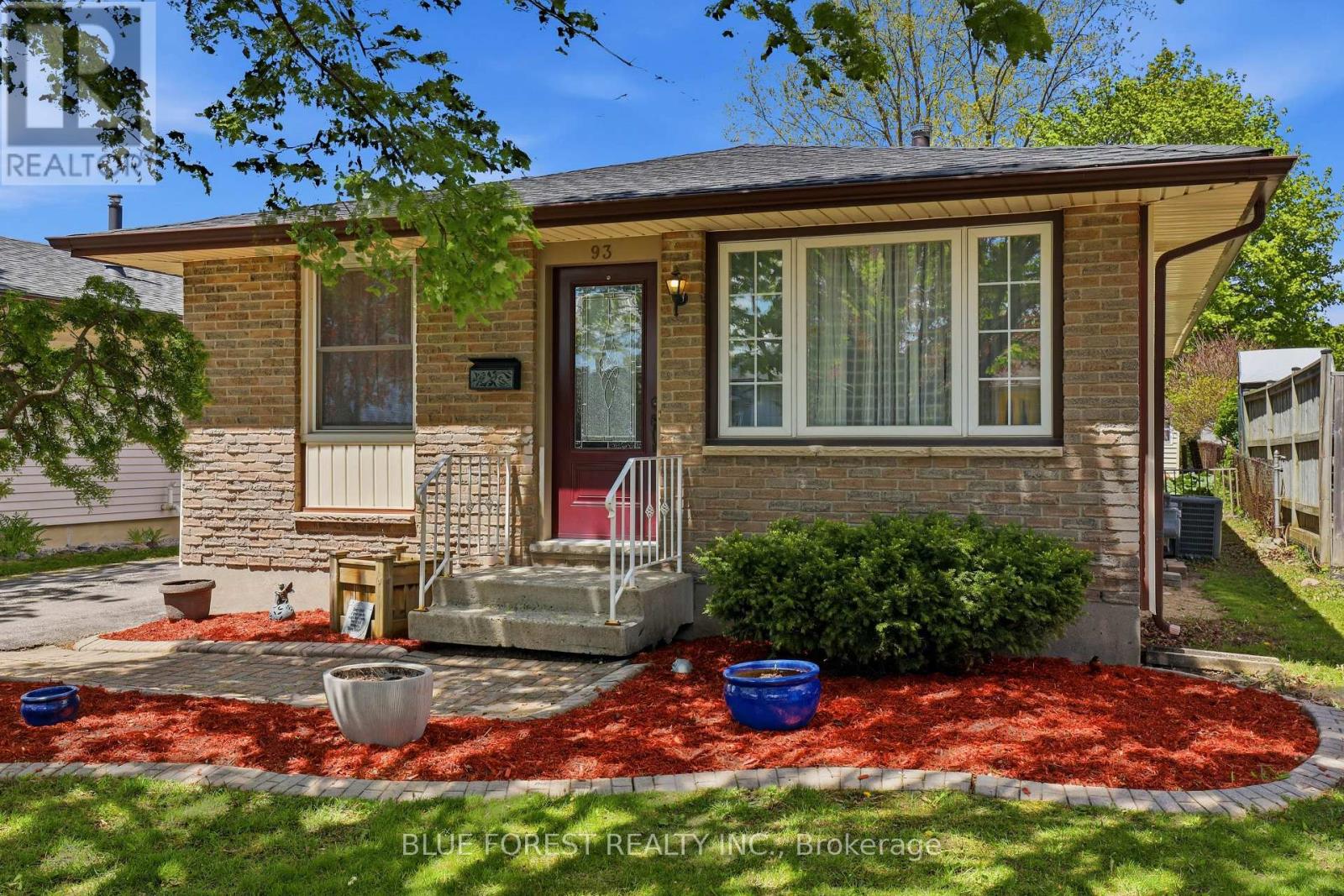 93 NICHOLAS CRESCENT Property Photo 1