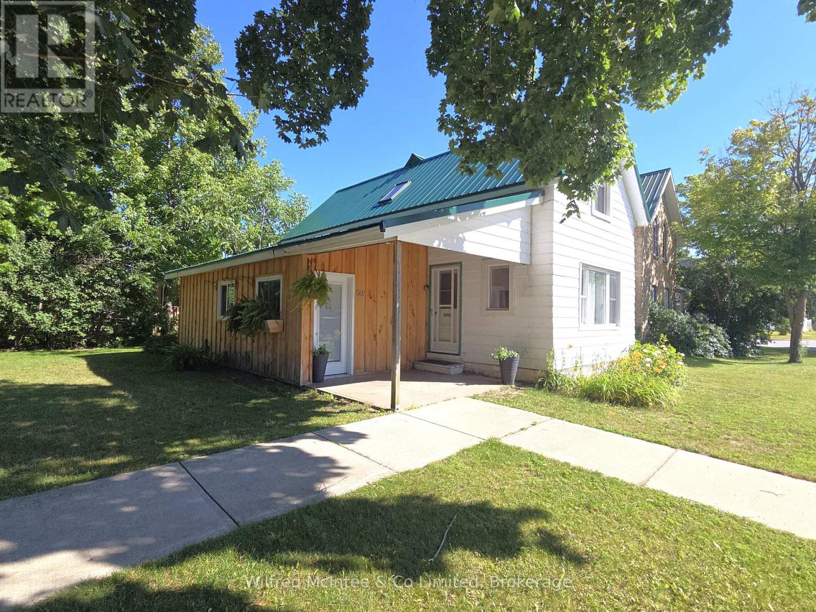 569 Eugenie Street Property Photo 3