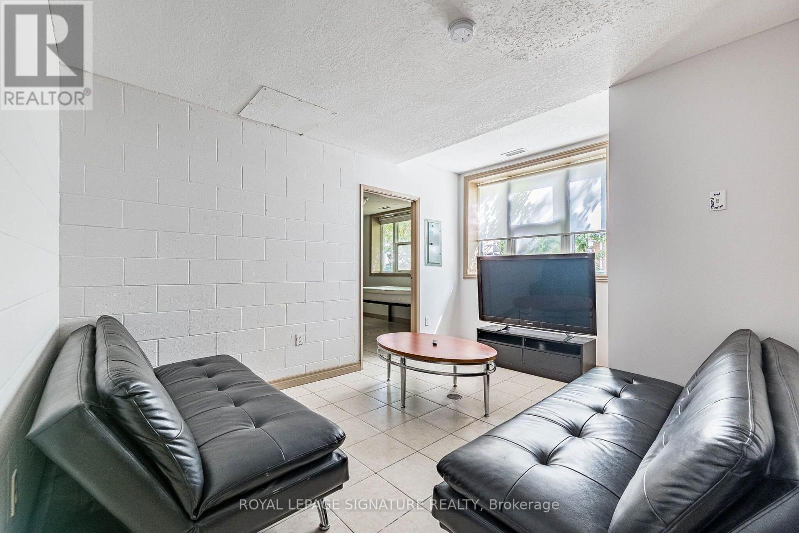 101 - 251 Lester Street Property Photo 21