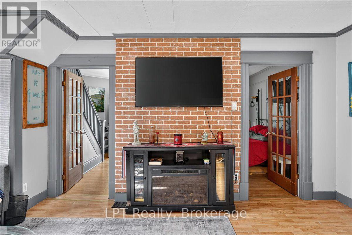 611 Romaine Street Property Photo 4