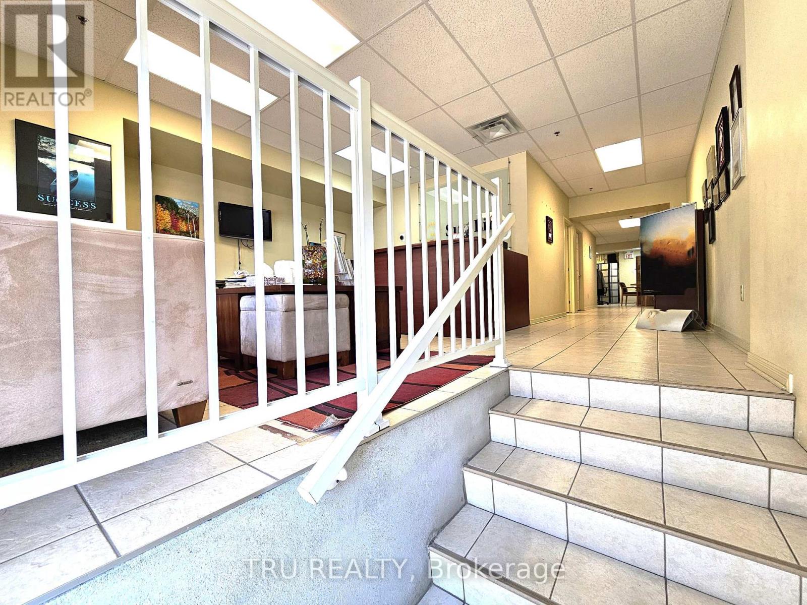 20 - 838 Somerset Street W Property Photo 4
