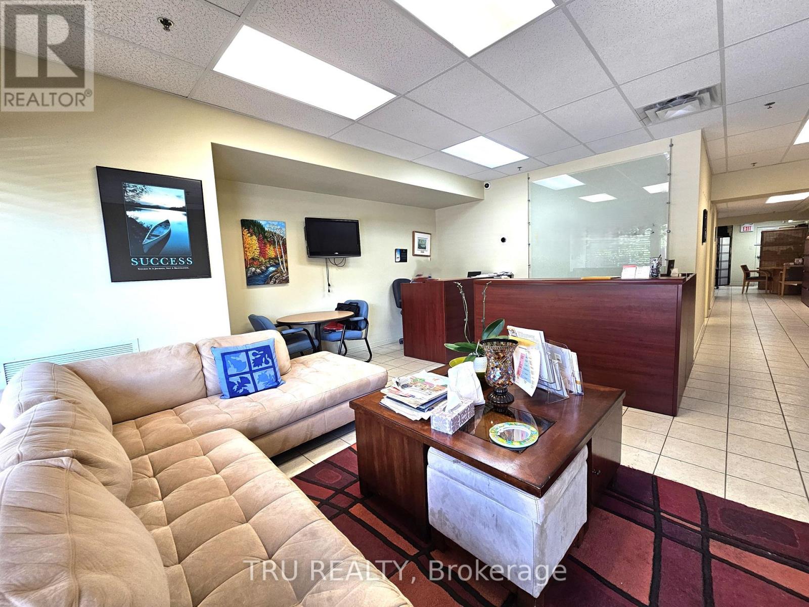 20 - 838 Somerset Street W Property Photo 7