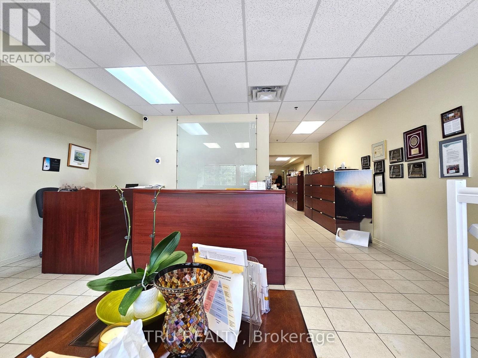 20 - 838 Somerset Street W Property Photo 8