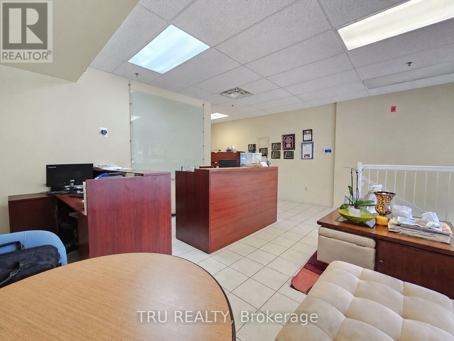 20 - 838 Somerset Street W Property Photo 9