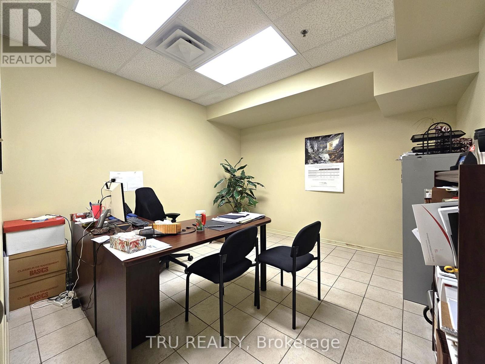 20 - 838 Somerset Street W Property Photo 11