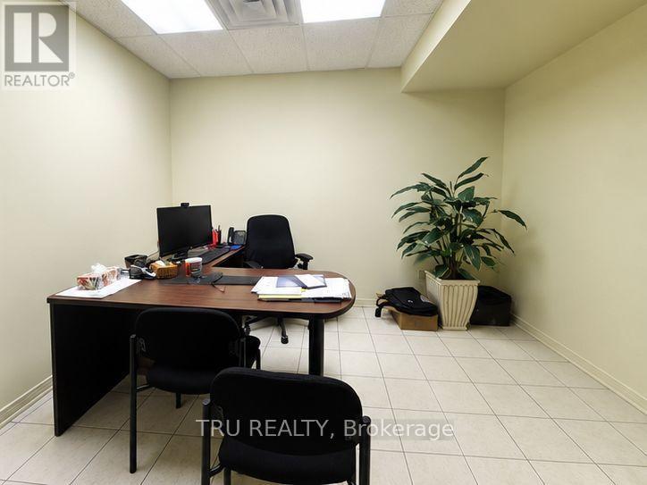 20 - 838 Somerset Street W Property Photo 12