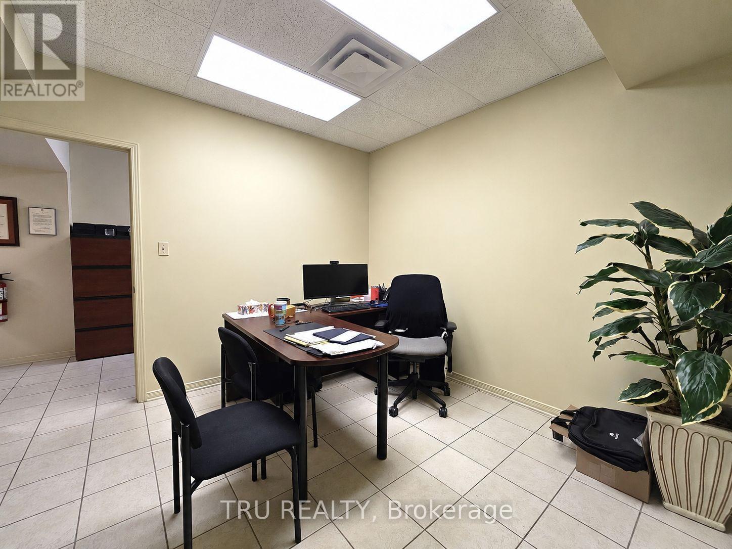 20 - 838 Somerset Street W Property Photo 13