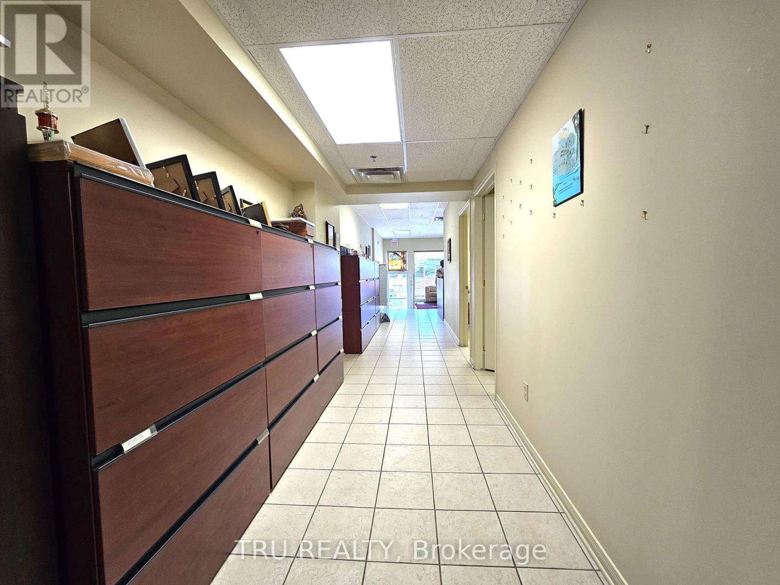 20 - 838 Somerset Street W Property Photo 14
