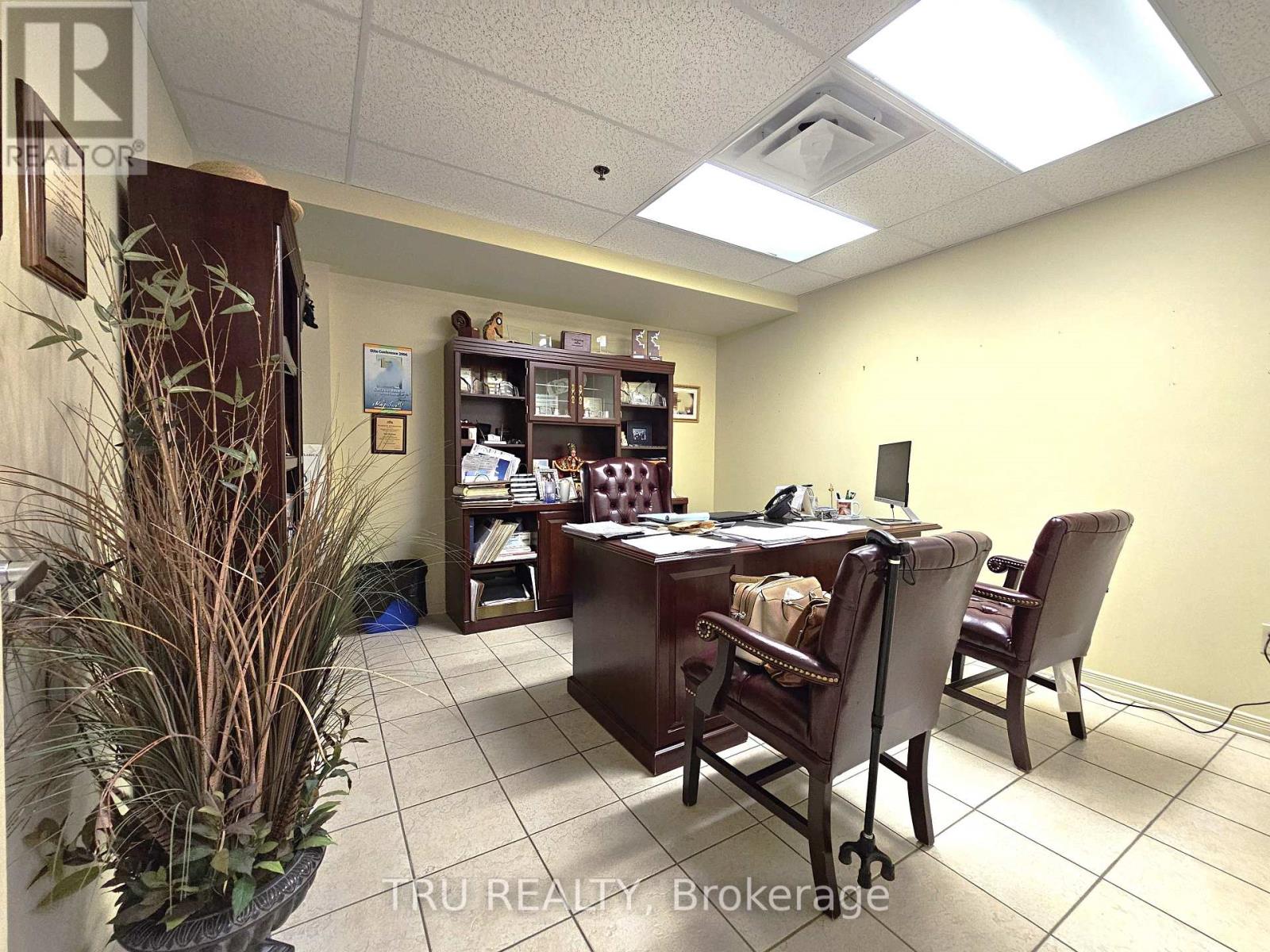20 - 838 Somerset Street W Property Photo 15