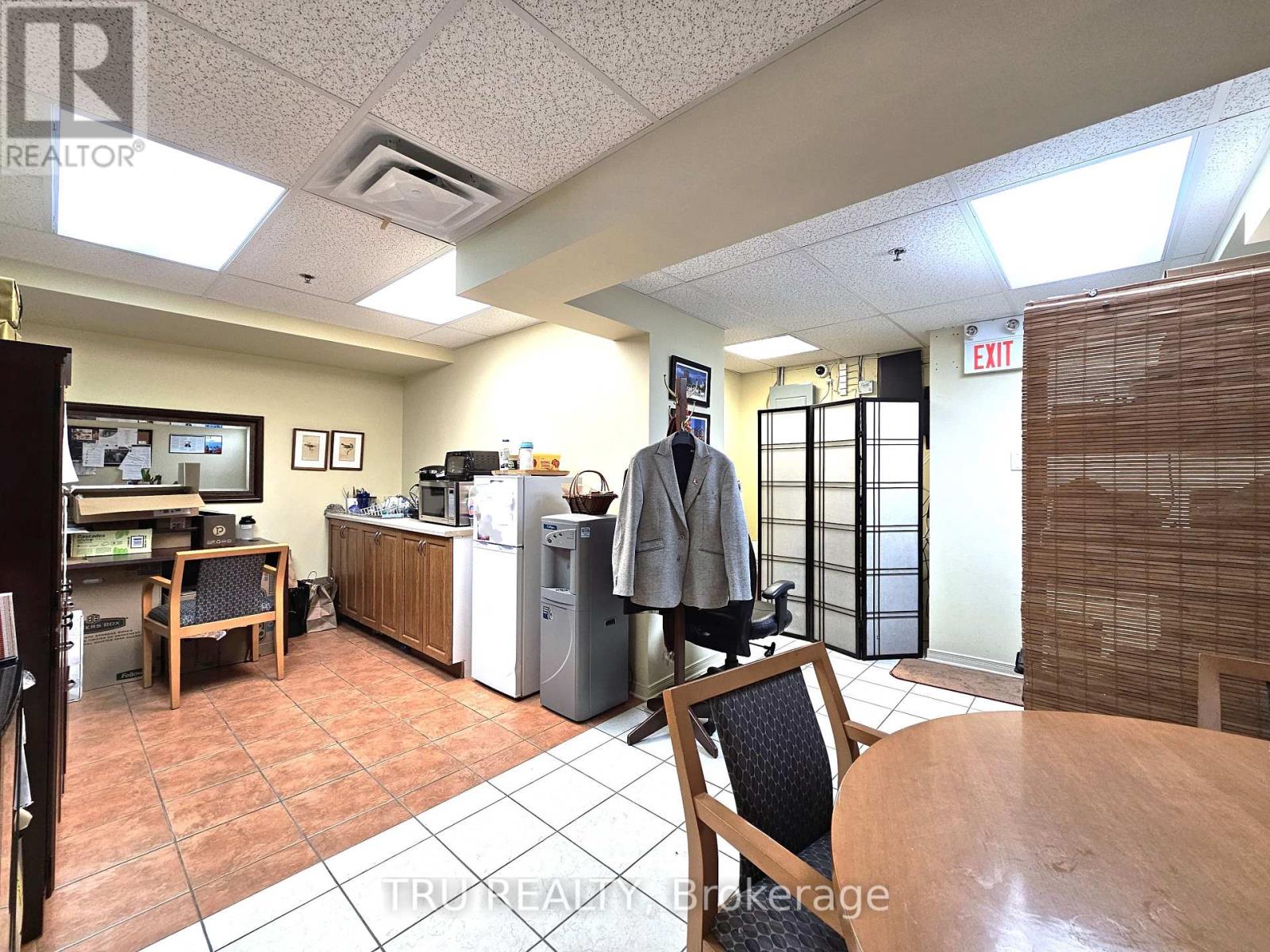 20 - 838 Somerset Street W Property Photo 16