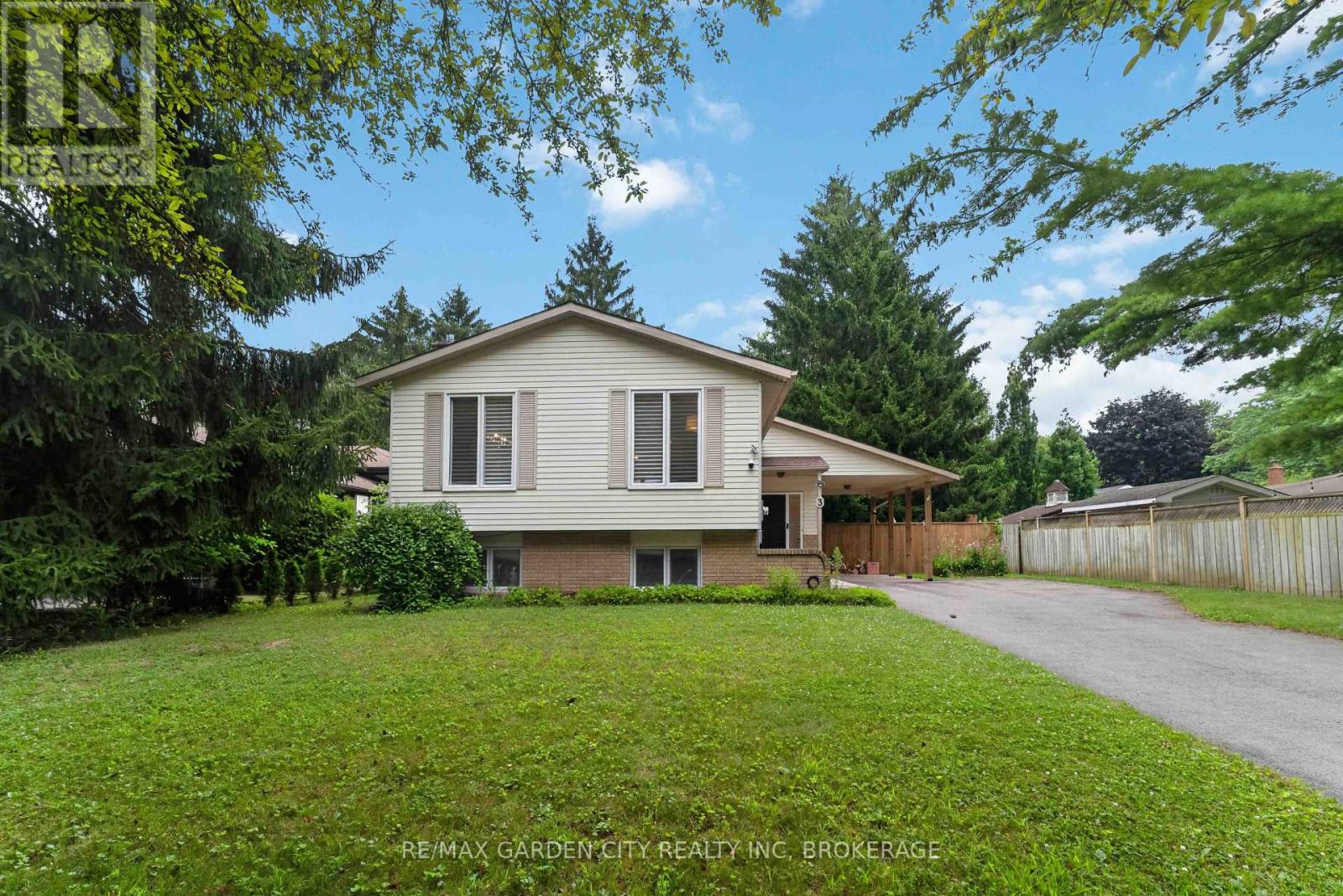 3 Fallingbrook Drive Property Photo 1