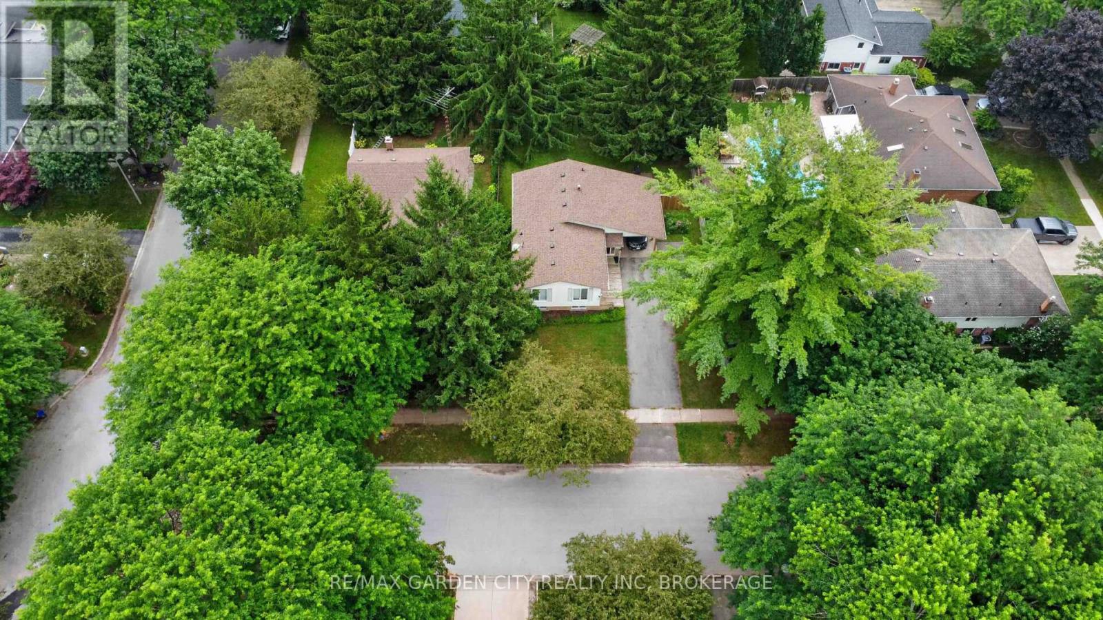 3 Fallingbrook Drive Property Photo 2