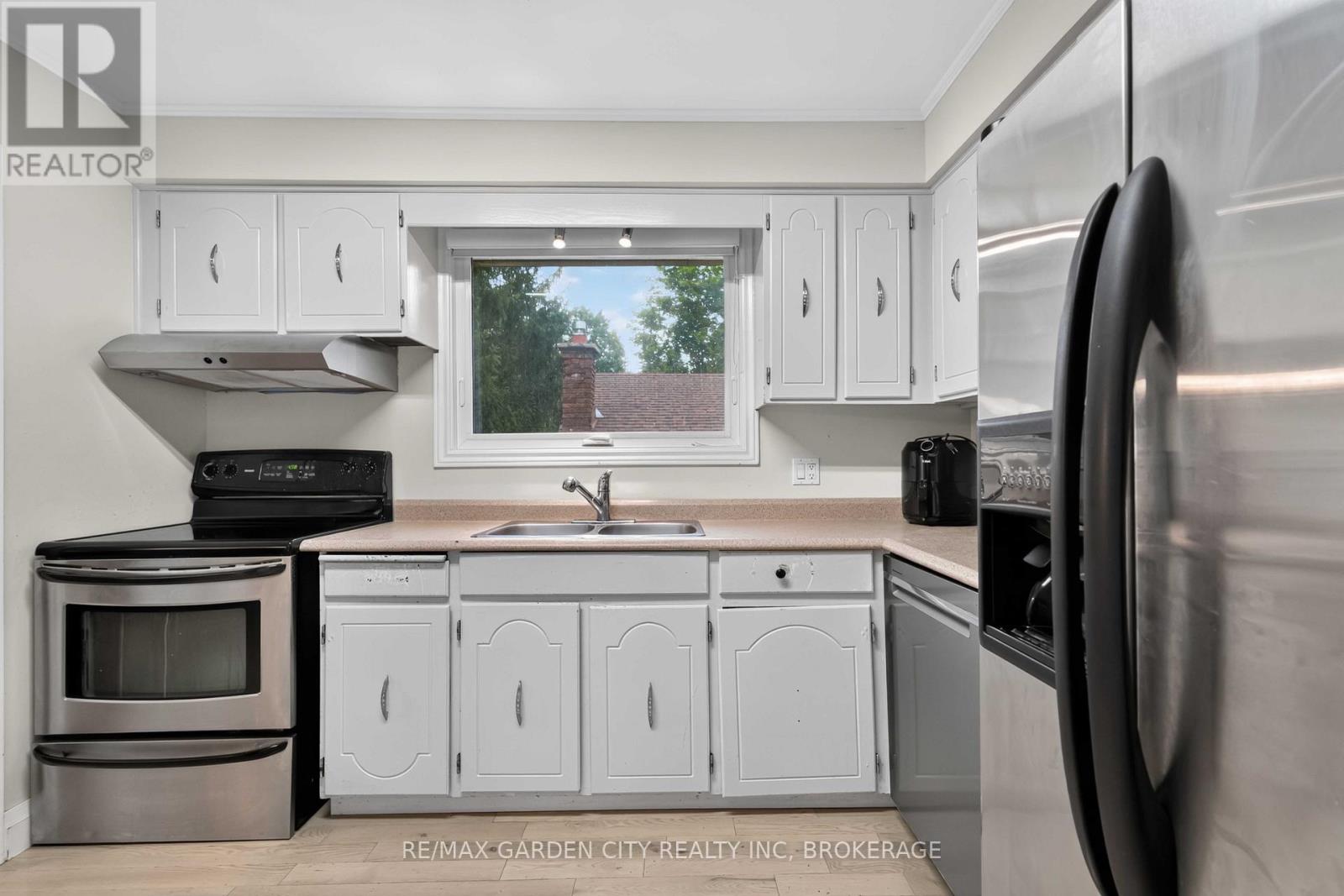 3 Fallingbrook Drive Property Photo 11
