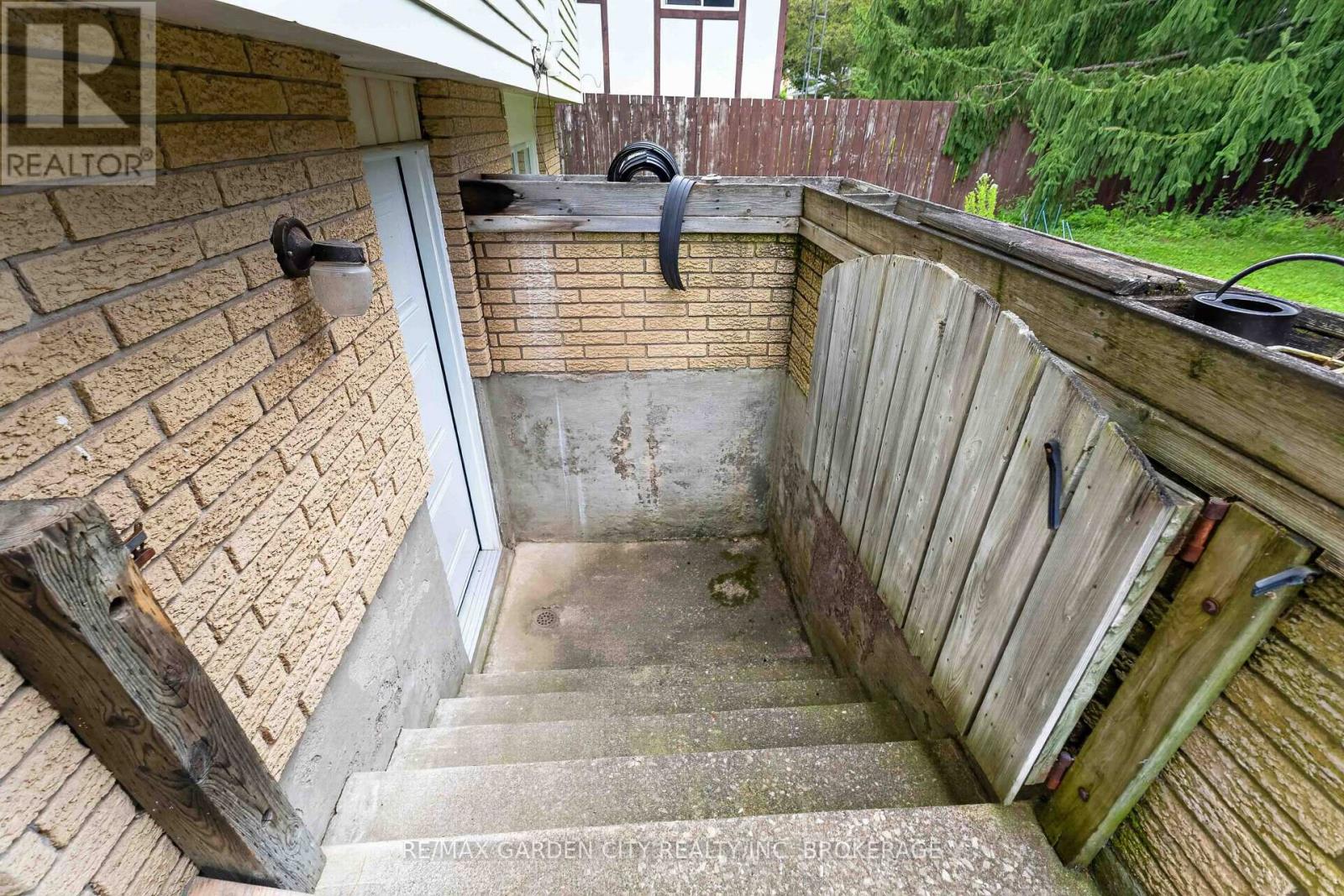 3 Fallingbrook Drive Property Photo 37